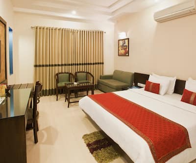 https://imgcld.yatra.com/ytimages/image/upload/t_hotel_yatra_city_desktop/v1391029887/Domestic Hotels/Hotels_Delhi/Hotel Saar Inn/deluxe2.jpg